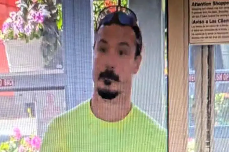 Policia publikon pamje të reja nga kamerat e sigurisë ndërsa vijon kërkimi për babain që dyshohet se vrau tre vajzat e tij