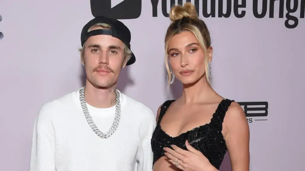 Justin dhe Hailey po përpiqen ta shpëtojnë martesën e tyre, detaje: Artisti është i frustruar