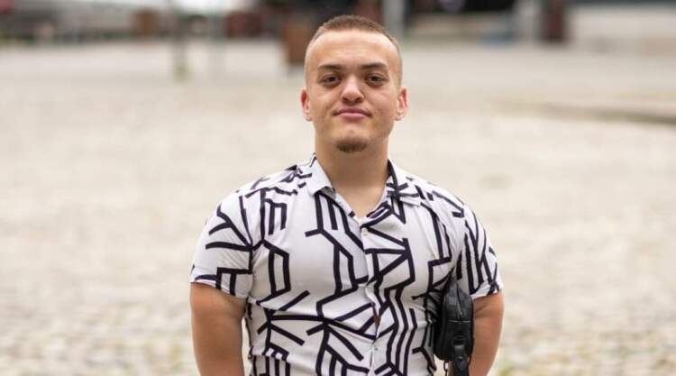 Burim Vatovci rrëfen me emocion dhimbjen për humbjen e prindërve: Tani kam gjithçka, por jam bosh pa ta