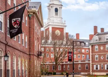 Shtëpia e Bardhë shënjestron Harvardin: Mund të humbasë financimin federal