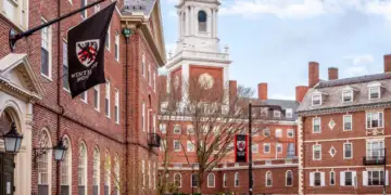 Shtëpia e Bardhë shënjestron Harvardin: Mund të humbasë financimin federal