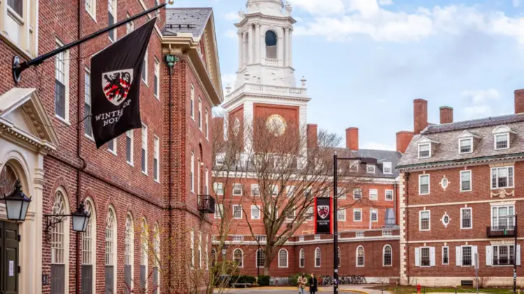 Shtëpia e Bardhë shënjestron Harvardin: Mund të humbasë financimin federal