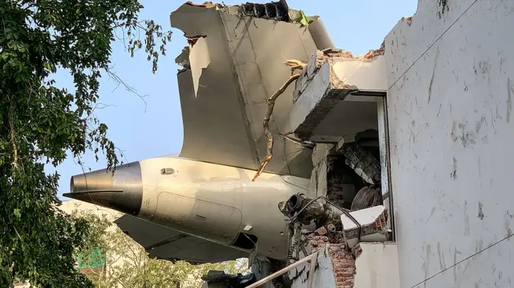 “Po humbas fuqinë!”/ Cilat janë dy skenarët më të përhapur për tragjedinë me Air India Dreamliner?