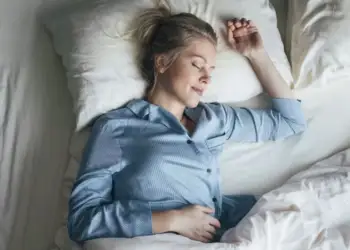 A flisni në gjumë? Çfarë do të thotë të flasësh, kur duhet të shqetësoheni