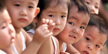 Skandal në një çerdhe në Kinë/ Mbi 200 fëmijë me gjak të kontaminuar nga plumbi pas përdorimit të bojës në ushqim