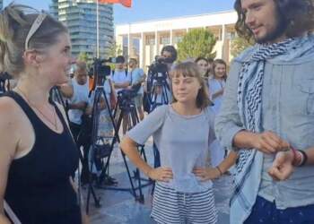 ‘Ndaloni urinë’/ Aktivistja Greta Thunberg proteston në Tiranë për vuajtjet e palestinezëve në Gaza