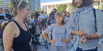 ‘Ndaloni urinë’/ Aktivistja Greta Thunberg proteston në Tiranë për vuajtjet e palestinezëve në Gaza