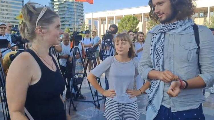 ‘Ndaloni urinë’/ Aktivistja Greta Thunberg proteston në Tiranë për vuajtjet e palestinezëve në Gaza