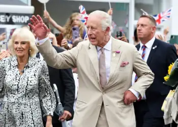 Mbreti Charles flet hapur për betejën me kancerin gjatë vizitës mbretërore