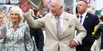 Mbreti Charles flet hapur për betejën me kancerin gjatë vizitës mbretërore