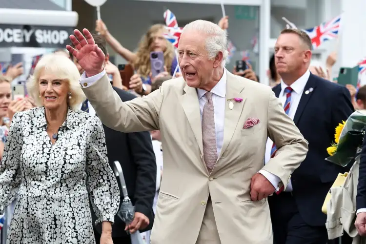 Mbreti Charles flet hapur për betejën me kancerin gjatë vizitës mbretërore