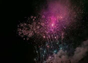 Studimi që sfidon stereotipet: Pse ata që festojnë shpesh, kanë më shumë gjasa të mbeten beqarë?