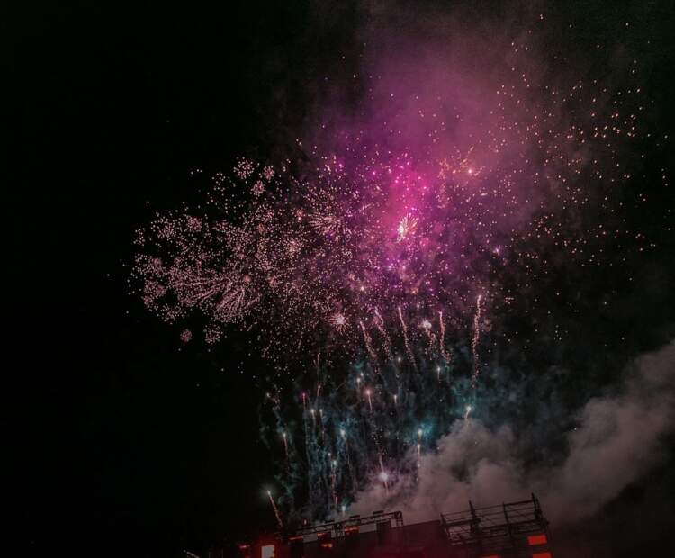 Studimi që sfidon stereotipet: Pse ata që festojnë shpesh, kanë më shumë gjasa të mbeten beqarë?