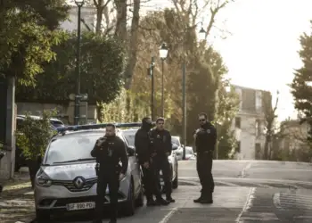 Debat për luftën: Ukrainasi sulmon fqinjin rus në Francë