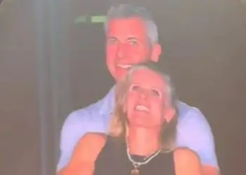 U kap duke u përqafuar me kolegen e tij në koncertin e Coldplay, reagon biznesmeni