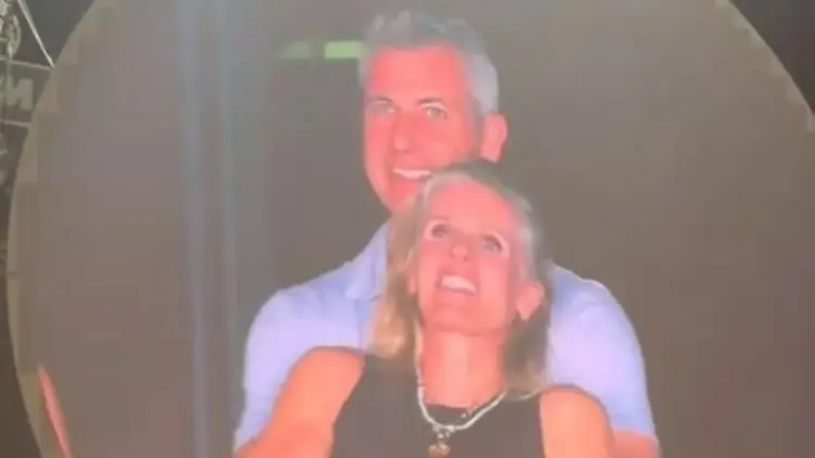 U kap duke u përqafuar me kolegen e tij në koncertin e Coldplay, reagon biznesmeni