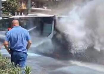 Përfshihet nga flakët autobusi i linjës Tiranë-Kamëz