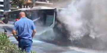 Përfshihet nga flakët autobusi i linjës Tiranë-Kamëz