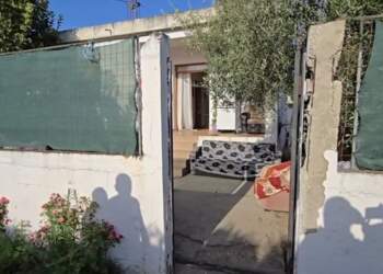 Vajza mbyti babanë, arrestohet edhe e ëma, policia: Pastroi trupin e bashkëshortit që të mos zbulohej krimi