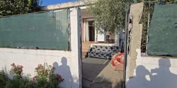 Vajza mbyti babanë, arrestohet edhe e ëma, policia: Pastroi trupin e bashkëshortit që të mos zbulohej krimi