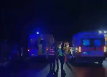 Një viktimë dhe katër të plagosur! Traileri me targa serbe përplas makinën në aksin Lezhë-Shkodër