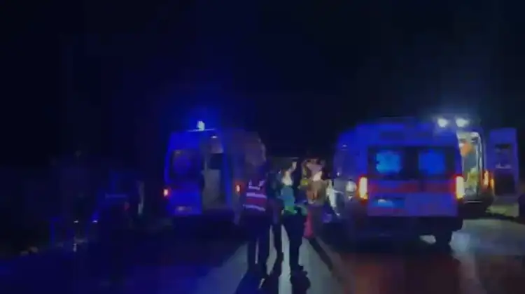 Një viktimë dhe katër të plagosur! Traileri me targa serbe përplas makinën në aksin Lezhë-Shkodër