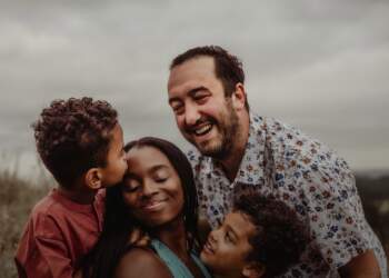 Studimi i ri: Prindërit priren të mbrojnë fëmijën që bën më pak për ta