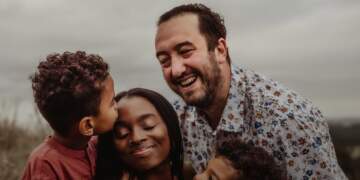 Studimi i ri: Prindërit priren të mbrojnë fëmijën që bën më pak për ta