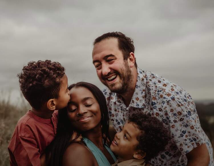 Studimi i ri: Prindërit priren të mbrojnë fëmijën që bën më pak për ta