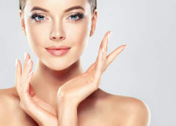 Dermatologët flasin: produktet “must” për lëkurën me yndyrë në verë