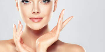 Dermatologët flasin: produktet “must” për lëkurën me yndyrë në verë