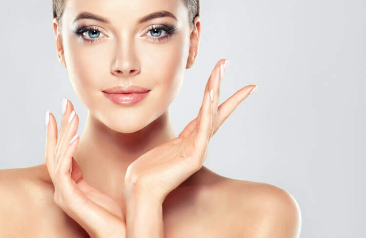 Dermatologët flasin: produktet “must” për lëkurën me yndyrë në verë