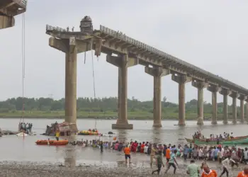 Tragjedi në Indi! Shembet ura mbi lumin Mahishasgarh, humbin jetën të paktën 9 persona