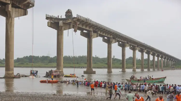 Tragjedi në Indi! Shembet ura mbi lumin Mahishasgarh, humbin jetën të paktën 9 persona