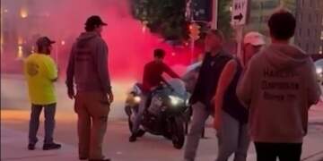 Hero edhe jashtë ekranit: Momoa ndërhyn në një aksident me motor