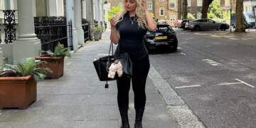 Bebe Rexha s’i reziston trendit të ri, por fansat kanë dyshime për “lodrën Labubu”