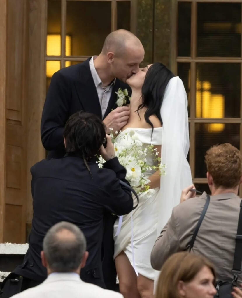 Charlie XCX dhe George Daniel, zyrtarisht të martuar, publikohen fotot e para nga ceremonia!