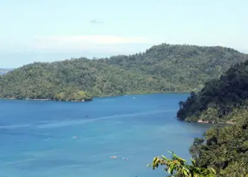 Tragjedi në Indonezi: Trageti përfshihet nga flakët, një i vdekur dhe dhjetëra të evakuuar