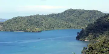 Tragjedi në Indonezi: Trageti përfshihet nga flakët, një i vdekur dhe dhjetëra të evakuuar