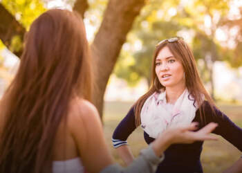 Studimet thonë se motra mund të jetë arsyeja pse ke ankth (dhe ndoshta edhe depresion)