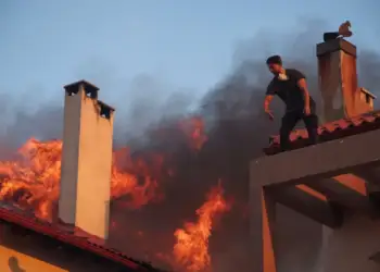 Greqia në flakë: shtëpi të shkrumbuara, evakuime masive dhe thirrje për ndihmë ndërkombëtare