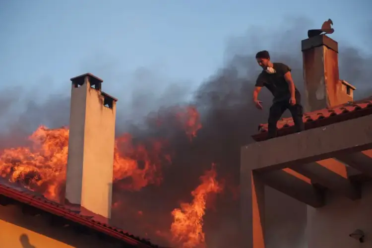 Greqia në flakë: shtëpi të shkrumbuara, evakuime masive dhe thirrje për ndihmë ndërkombëtare