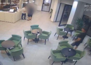 “Më qëlloi 3 herë për një shishe ujë”/ Dhunohet kamarieri 18-vjeçar në Vlorë, nënkomisari përfundon në reanimacion pas përplasjes me stafin e hotelit