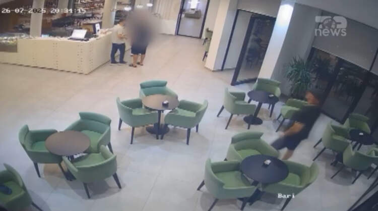 “Më qëlloi 3 herë për një shishe ujë”/ Dhunohet kamarieri 18-vjeçar në Vlorë, nënkomisari përfundon në reanimacion pas përplasjes me stafin e hotelit