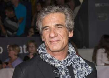 Trishtim në botën e kinemasë: Aktori i njohur gjendet i pajetë në plazh