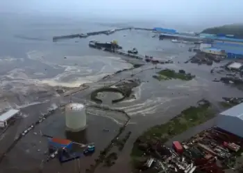 Japonia në alarm: Valët e cunamit godasin bregdetin, një viktimë gjatë evakuimit