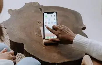 Studim i ri: Varësia nga ekranet po nxit ankth, lodhje dhe probleme gjumi