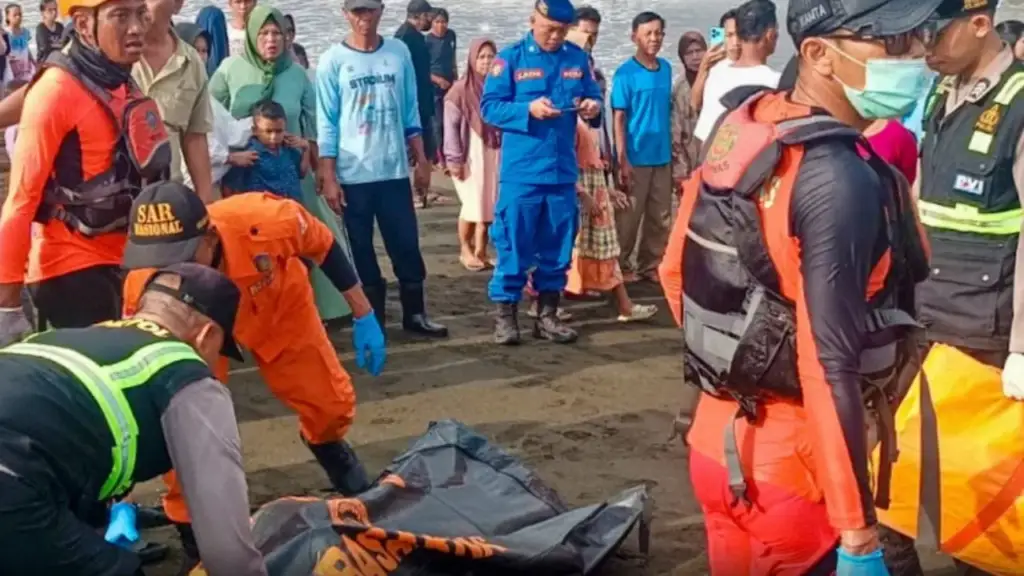 Tragjedi në detin indonezian: Trageti përmbyset në rrugën drejt Balit, të paktën katër viktima