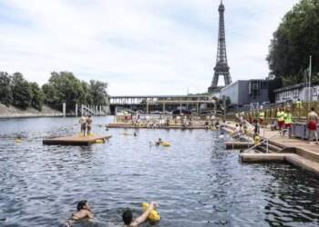 Për herë të parë pas më shumë se 100 vitesh, Parisi lejon qytetarët që të lahen në Senë