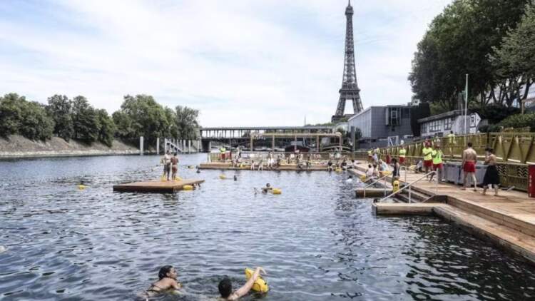 Për herë të parë pas më shumë se 100 vitesh, Parisi lejon qytetarët që të lahen në Senë